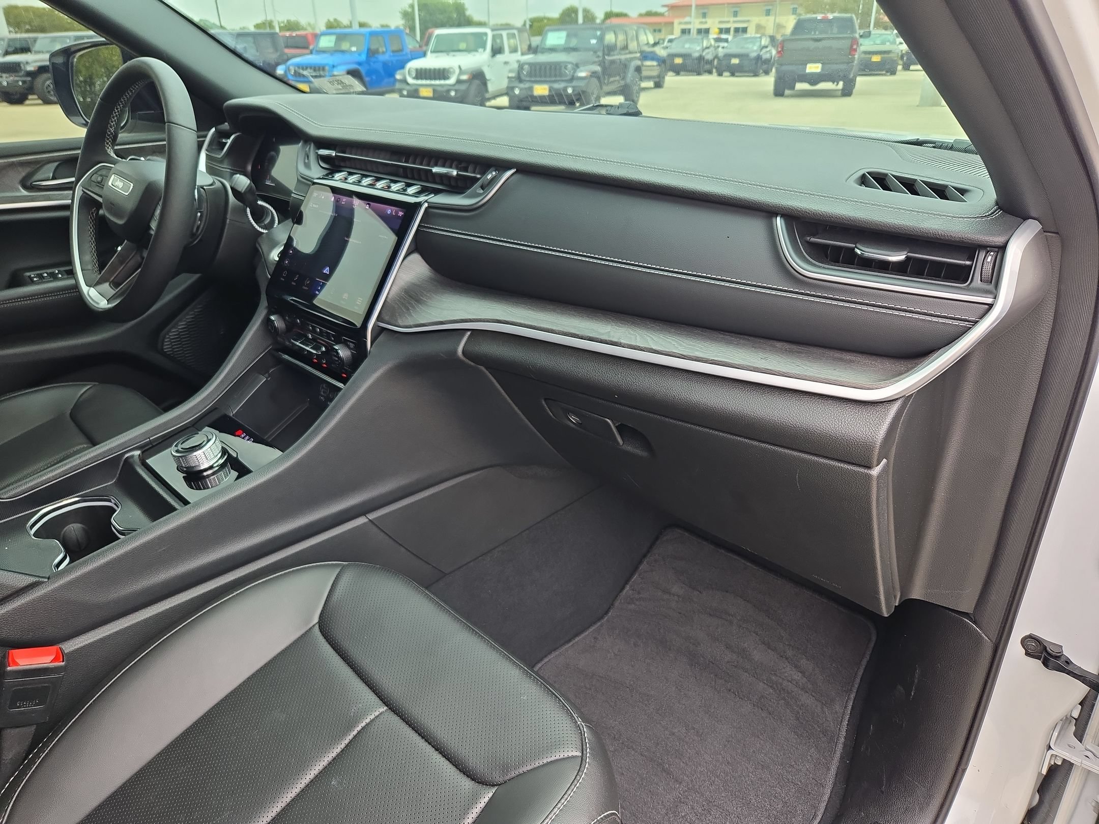 Used 2025 Jeep Grand Cherokee L Limited w/ Luxury Tech Group II RWD image 28