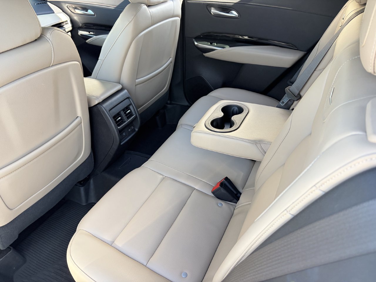 Certified 2024 Cadillac XT4 Luxury w/ Cold Weather Package FWD image 17