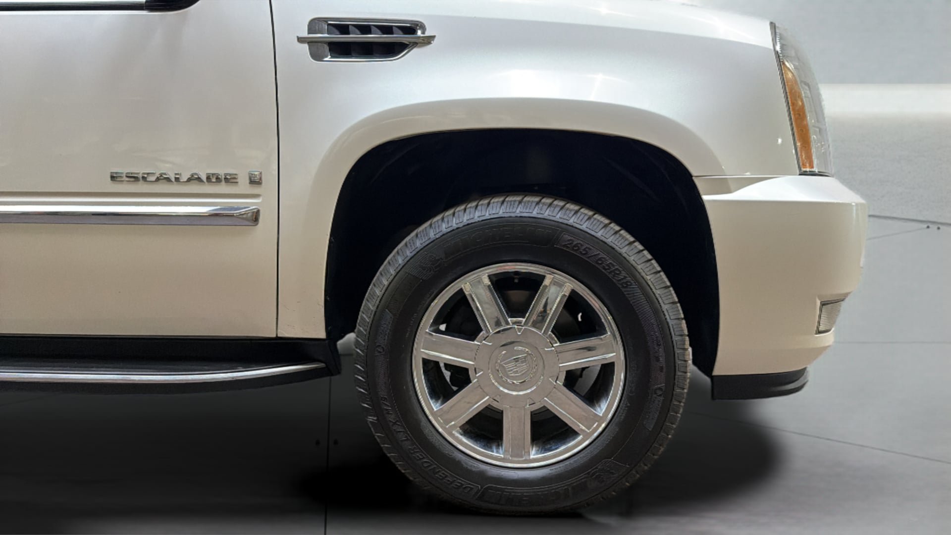 Used 2007 Cadillac Escalade AWD w/ Climate Package image 2