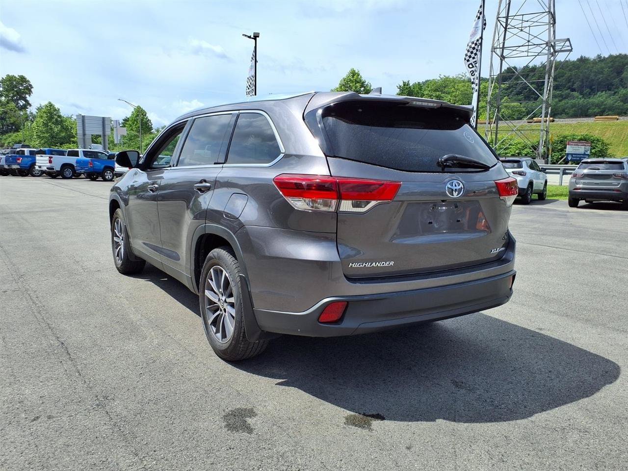 Used 2019 Toyota Highlander XLE AWD/4WD image 4