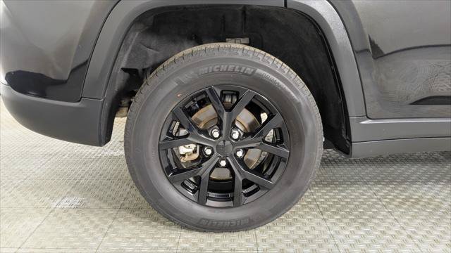 Used 2024 Jeep Grand Cherokee Altitude RWD image 33