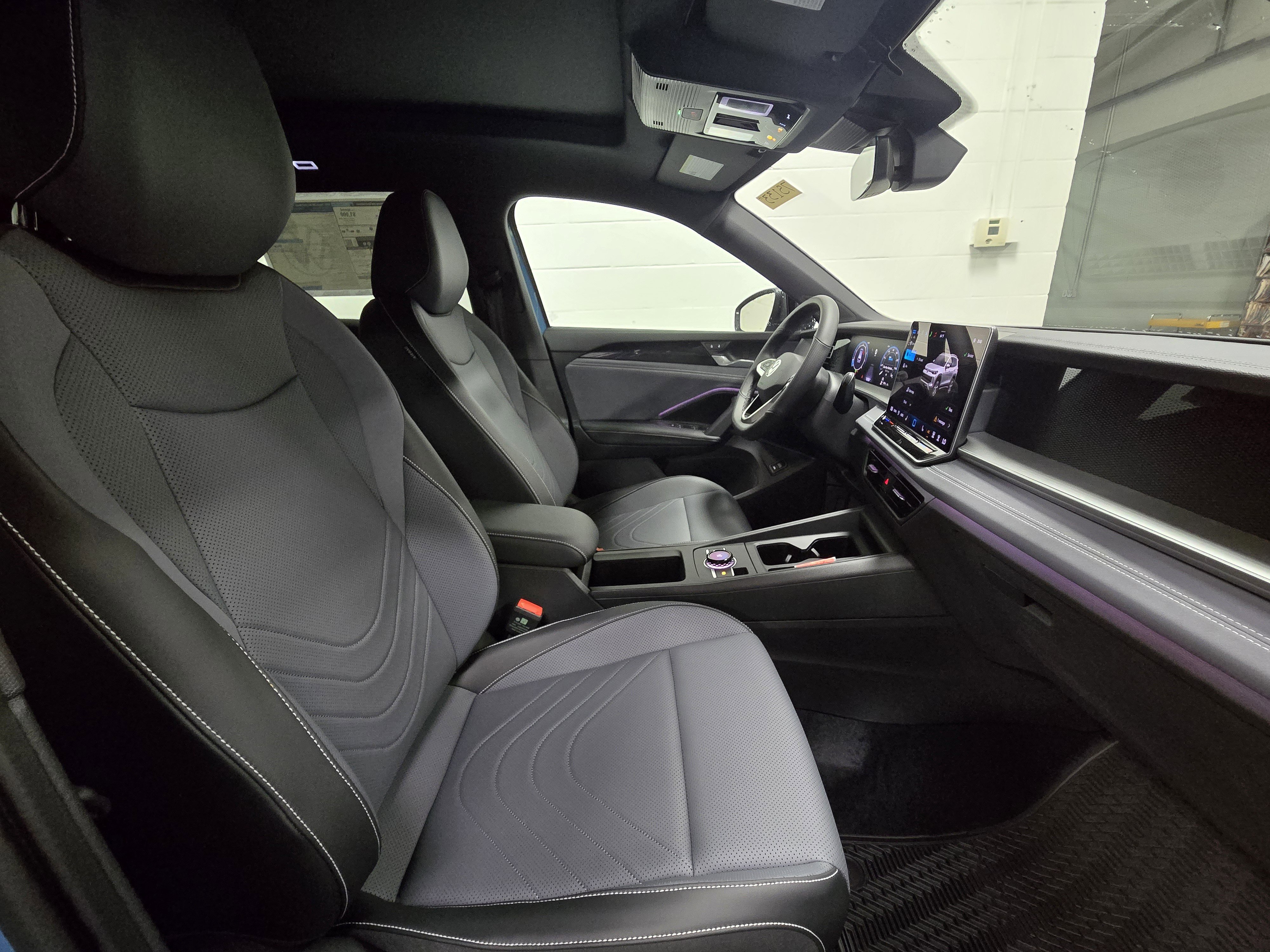 New 2025 Volkswagen Tiguan SE R-Line image 11