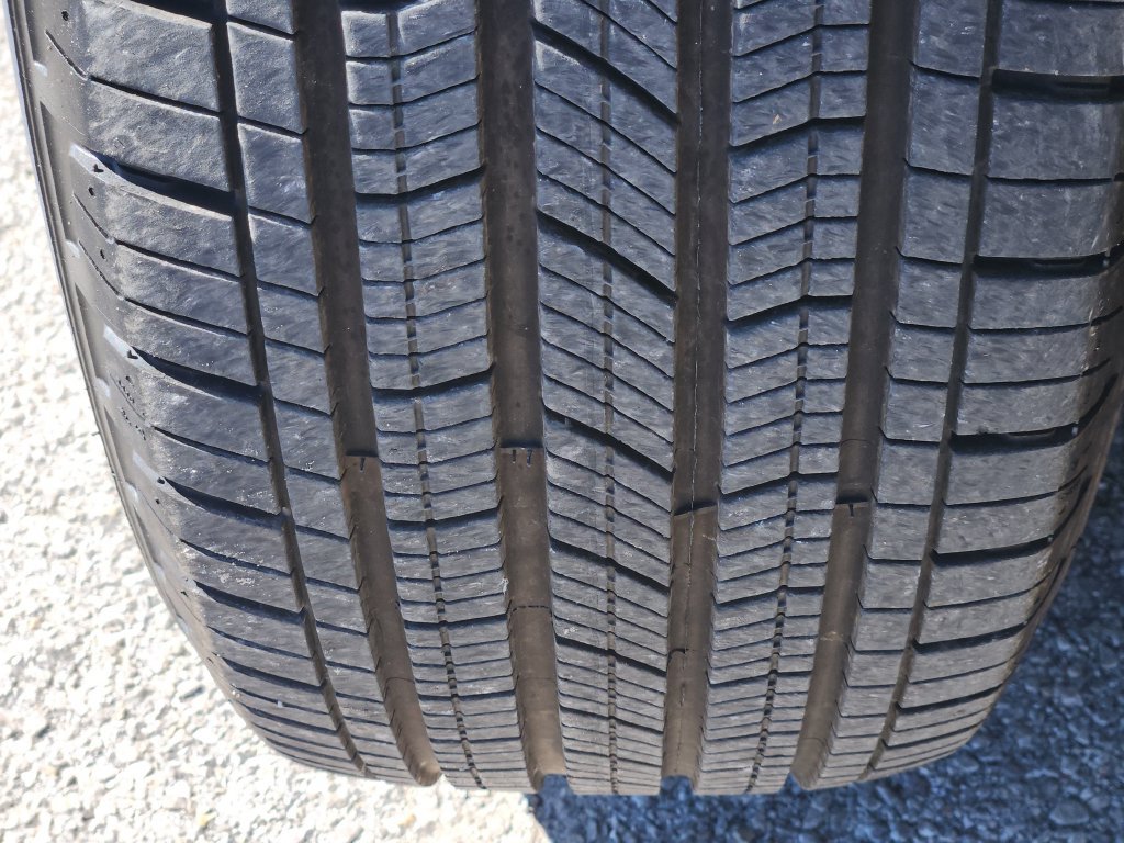 Used 2025 Jeep Grand Cherokee L Laredo RWD image 12