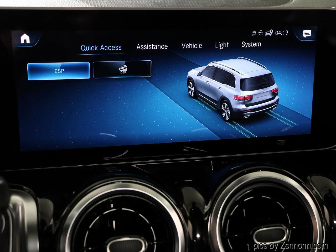 Used 2020 Mercedes-Benz GLB 250 4MATIC w/ Premium Package image 18