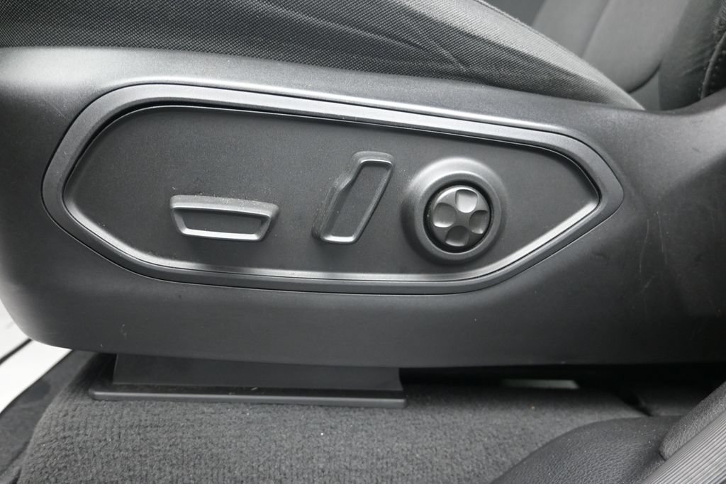 Used 2024 Jeep Grand Cherokee L Laredo RWD image 11