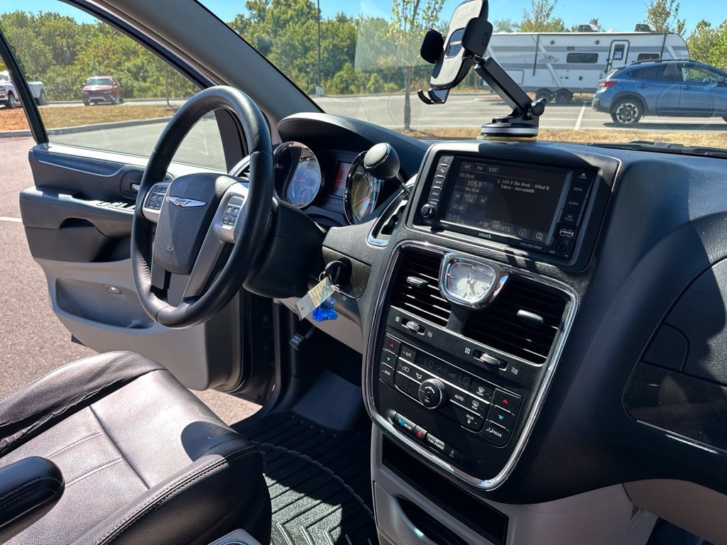 Used 2014 Chrysler Town & Country Touring FWD image 35