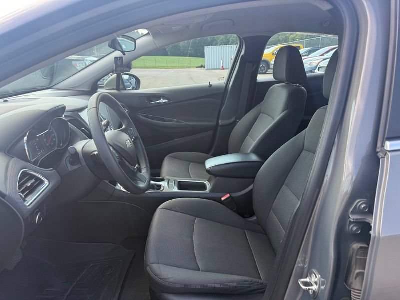 Used 2018 Chevrolet Cruze LT w/ Convenience Package FWD image 3