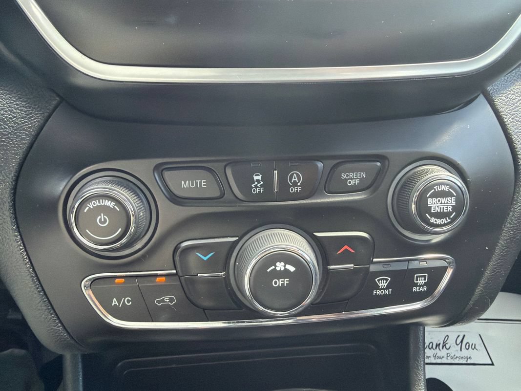 Used 2020 Jeep Cherokee Latitude Plus AWD/4WD image 17