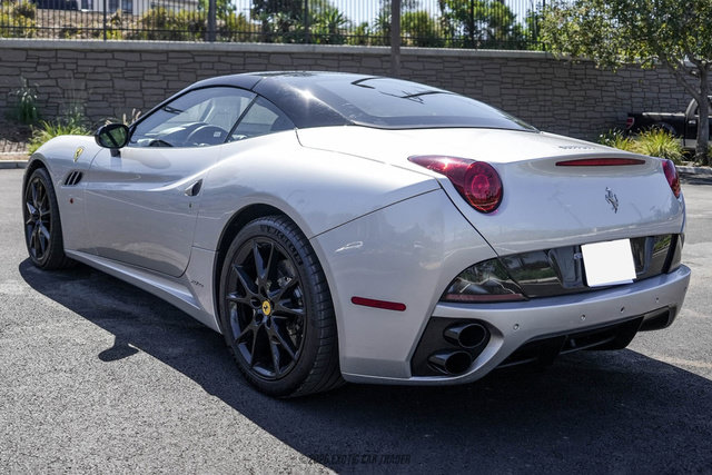 Used 2012 Ferrari California RWD image 18
