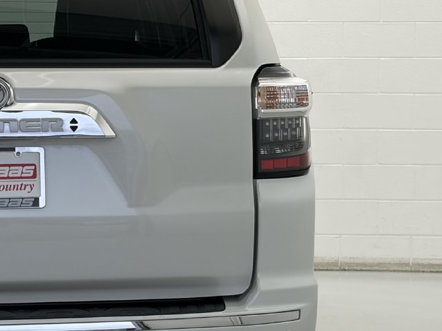 Used 2022 Toyota 4Runner Limited RWD image 12