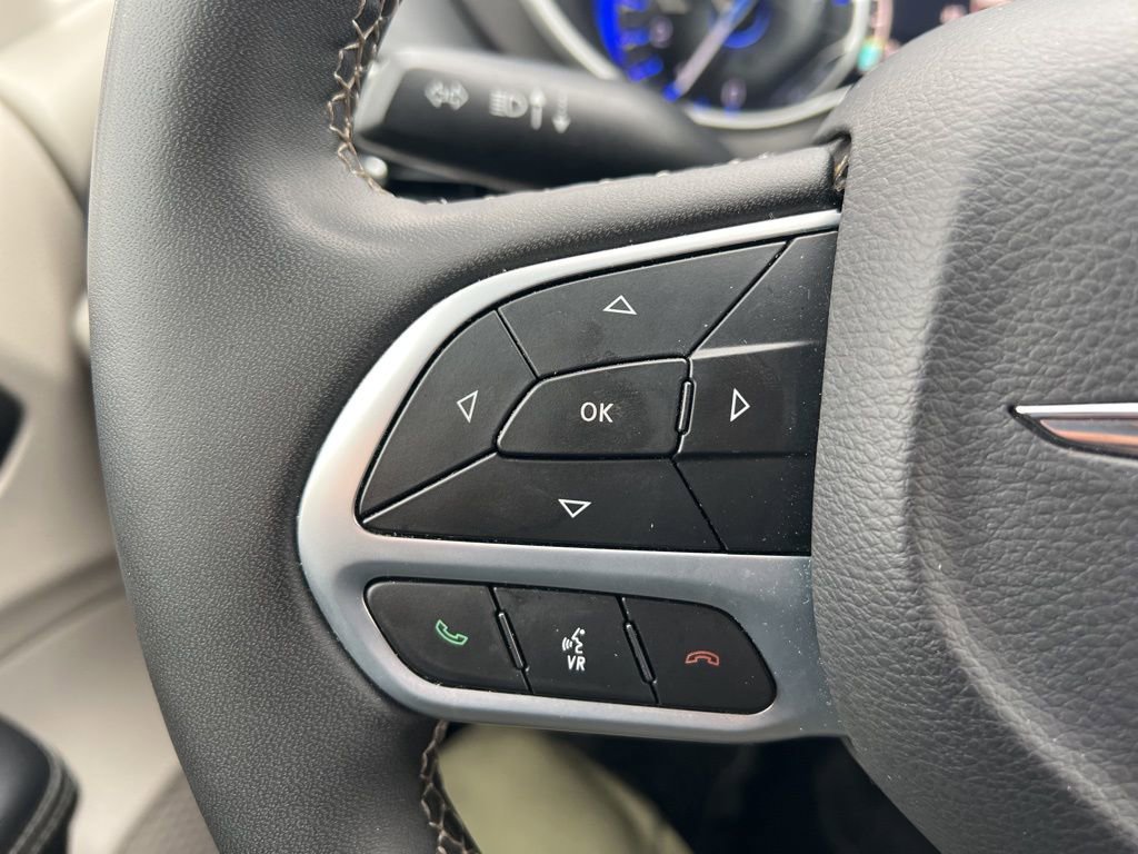 Used 2023 Chrysler Pacifica Touring-L image 16