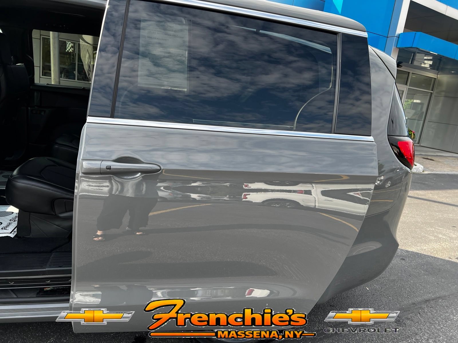 Used 2025 Chrysler Pacifica Select FWD image 9