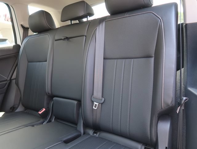 Used 2023 Volkswagen Tiguan SE AWD/4WD image 31