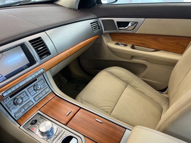 Used 2010 Jaguar XF Luxury RWD image 20
