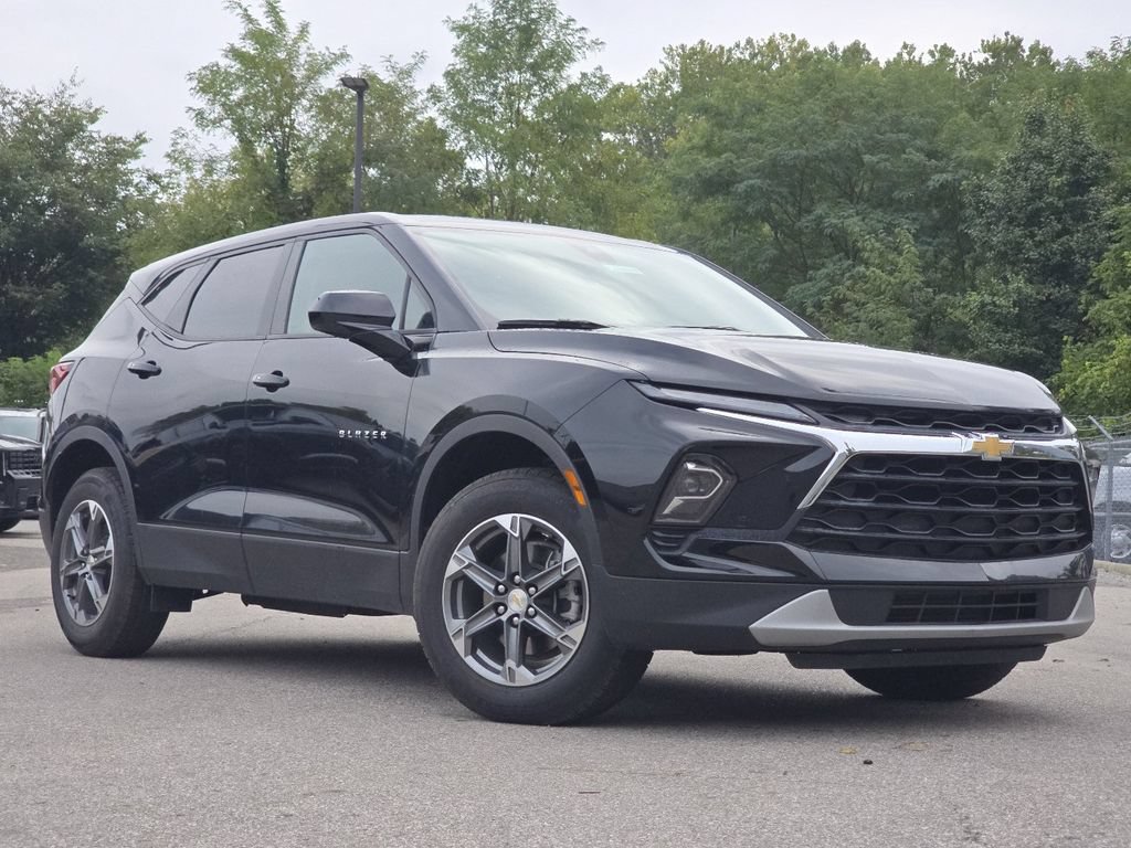 Used 2025 Chevrolet Blazer LT AWD/4WD image 2