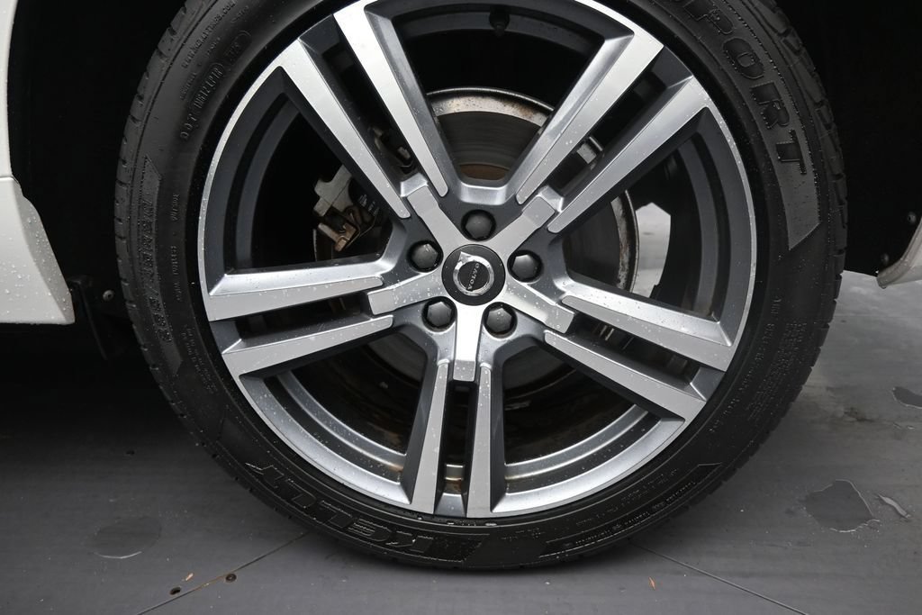 Used 2018 Volvo XC60 T6 Momentum w/ Advanced Package AWD/4WD image 9