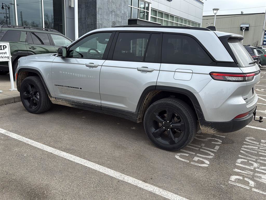 Used 2024 Jeep Grand Cherokee Limited w/ Black Appearance Package image 15