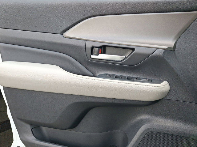 Used 2024 Toyota Grand Highlander XLE AWD/4WD image 11