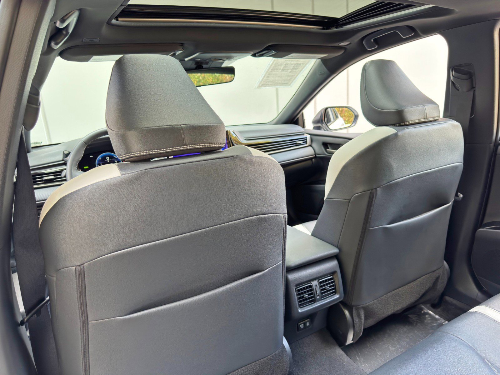 Used 2025 Toyota Camry SE image 35