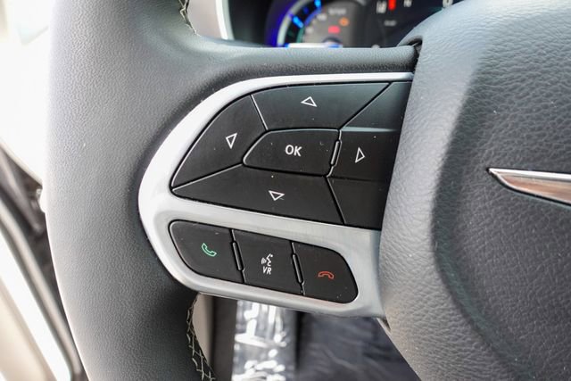 Used 2024 Chrysler Pacifica Select image 13