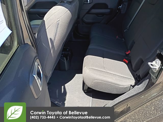 Used 2018 Jeep Wrangler Unlimited Sahara AWD/4WD image 22