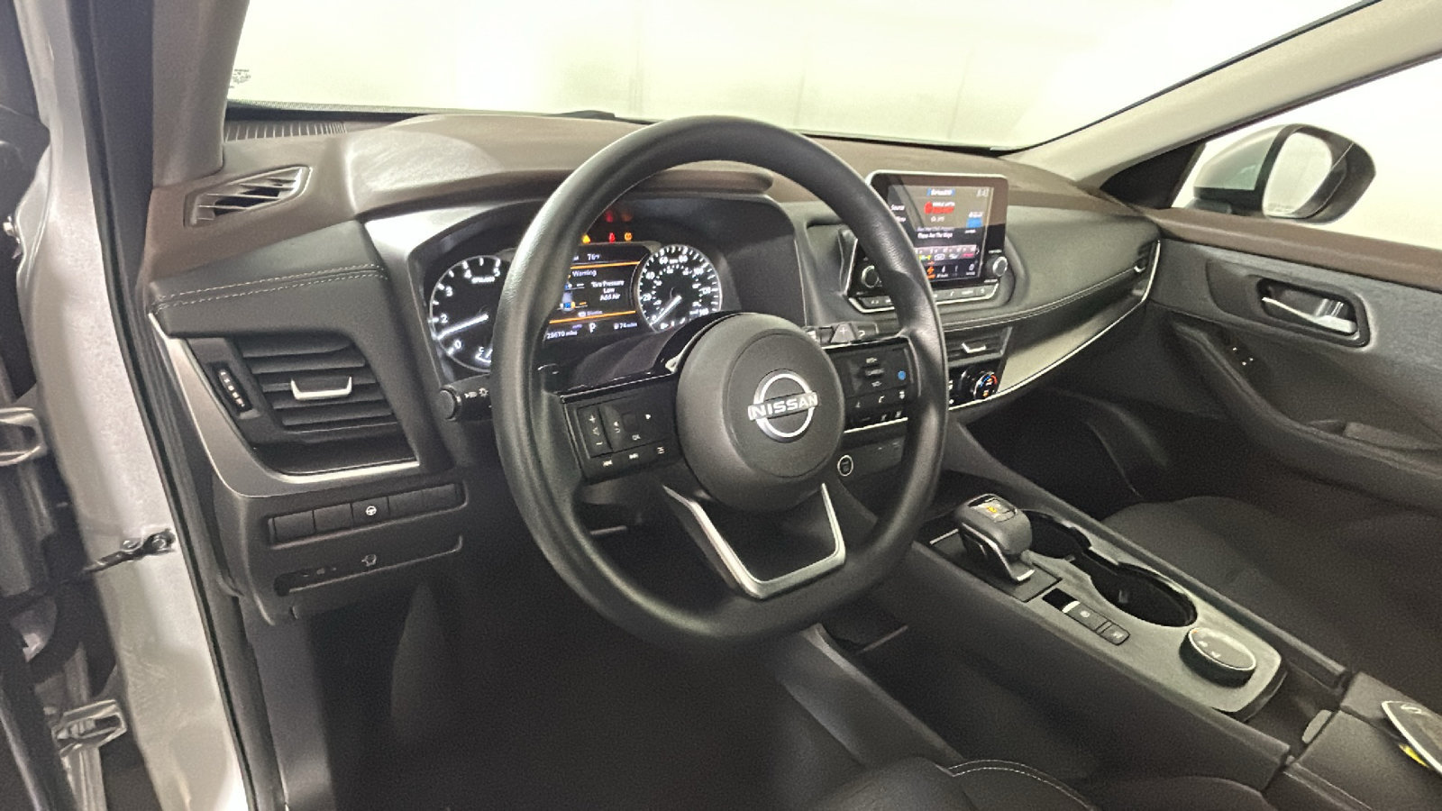 Used 2023 Nissan Rogue SV AWD/4WD image 17