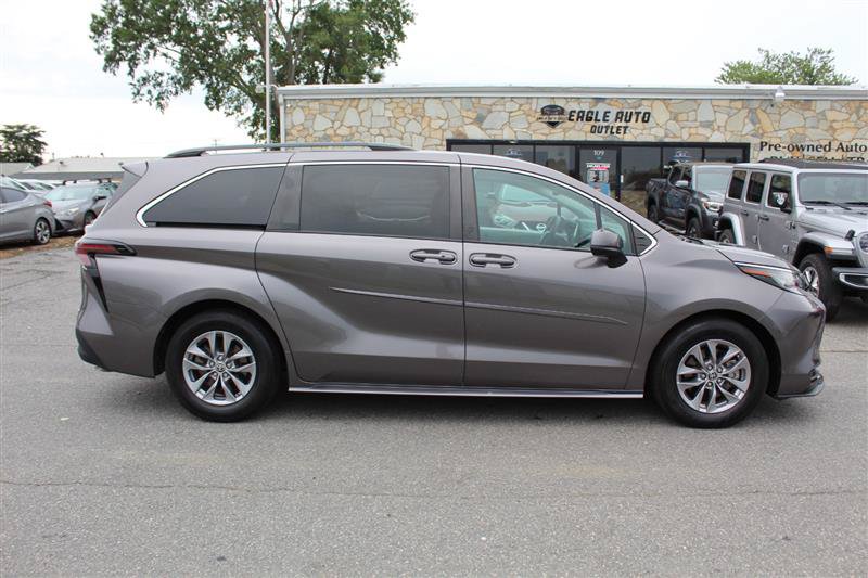 Used 2023 Toyota Sienna LE w/ LE Plus Package FWD image 8