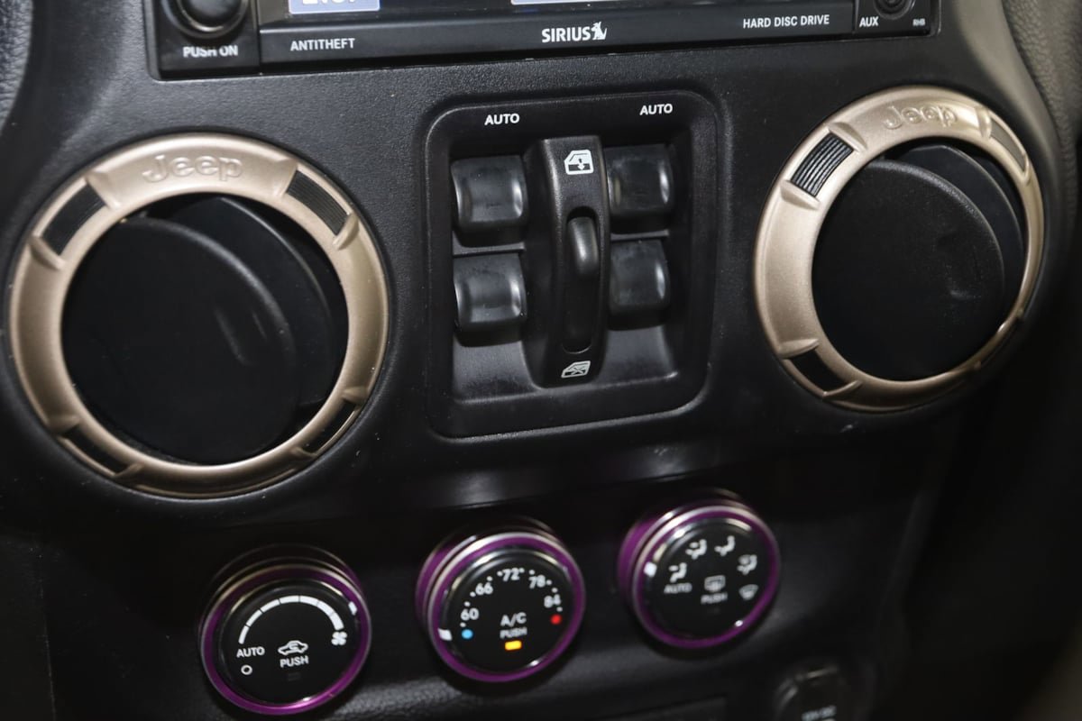 Used 2016 Jeep Wrangler Unlimited Sahara image 31