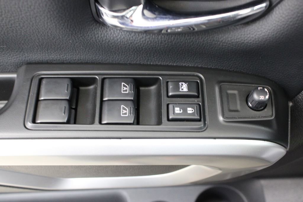 Used 2024 Nissan Titan SV w/ SV Convenience Package image 17