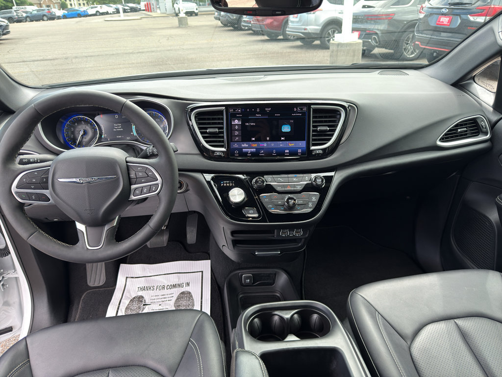 Used 2025 Chrysler Pacifica Select FWD image 13