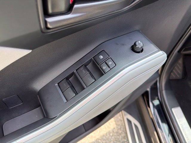 Used 2021 Toyota Highlander LE AWD/4WD image 12