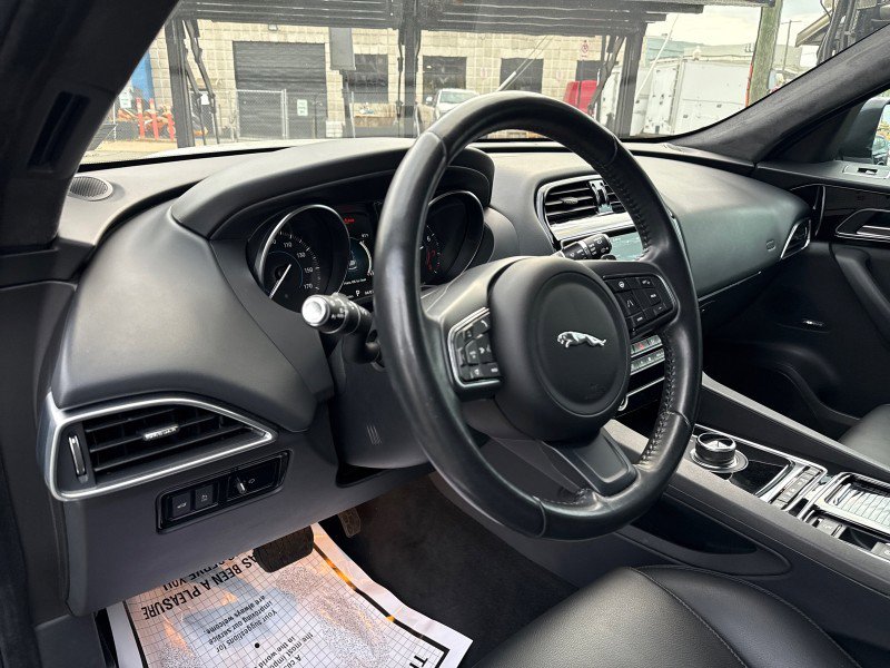 Used 2020 Jaguar F-PACE Premium image 17