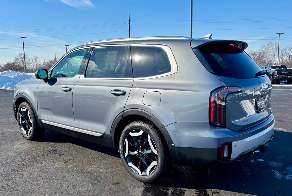 Used 2024 Kia Telluride EX w/ EX Captain's Chair Package image 5