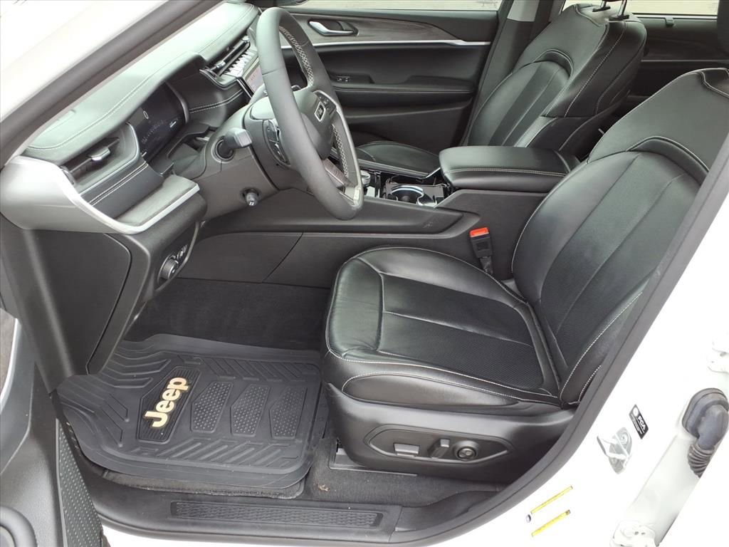 Used 2023 Jeep Grand Cherokee Altitude image 10