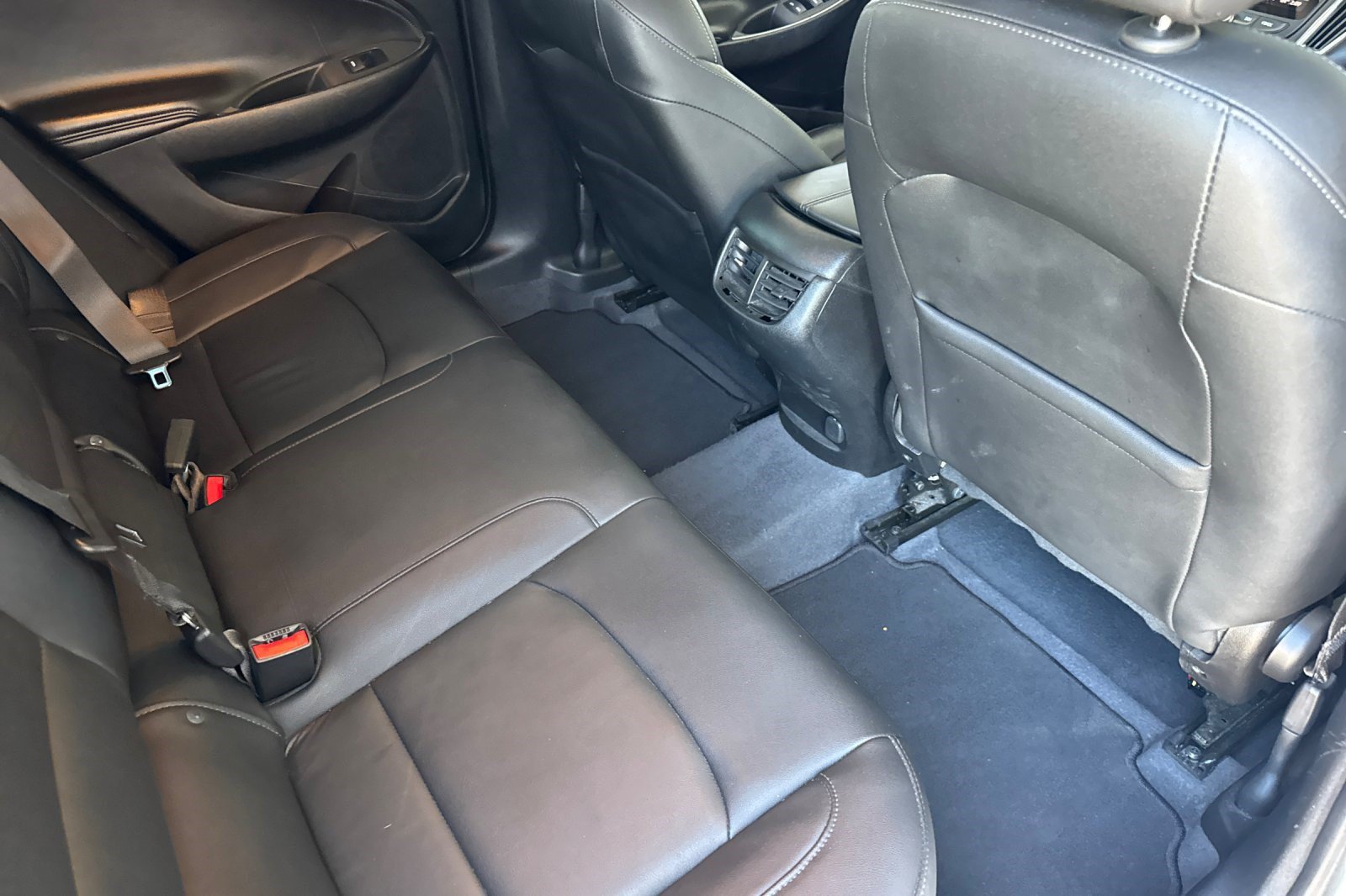 Used 2019 Chevrolet Malibu Hybrid w/ Leather Package FWD image 32