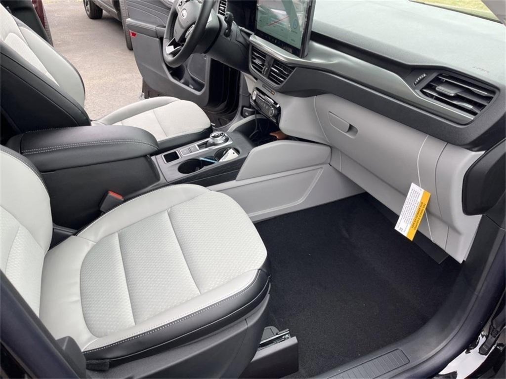 New 2025 Ford Escape SE image 28