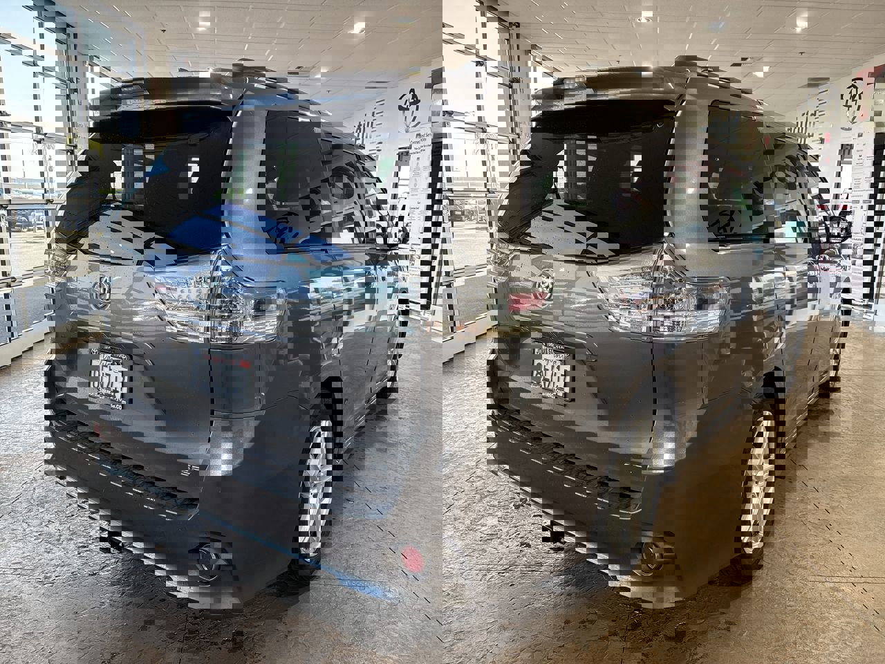 Used 2018 Toyota Sienna SE image 2