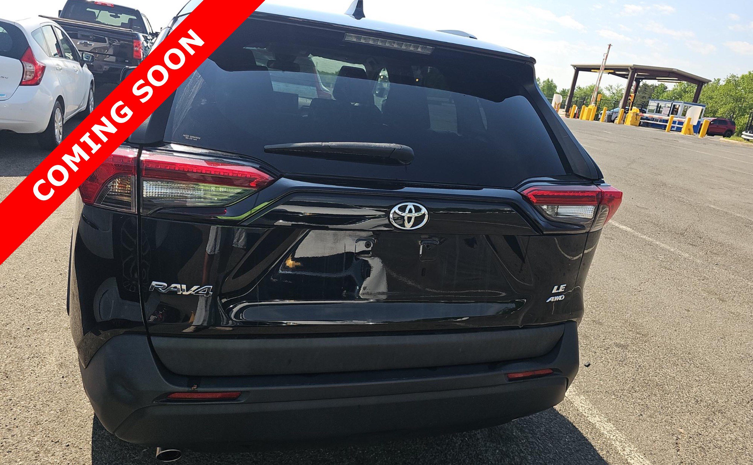 Used 2021 Toyota RAV4 LE AWD/4WD image 4