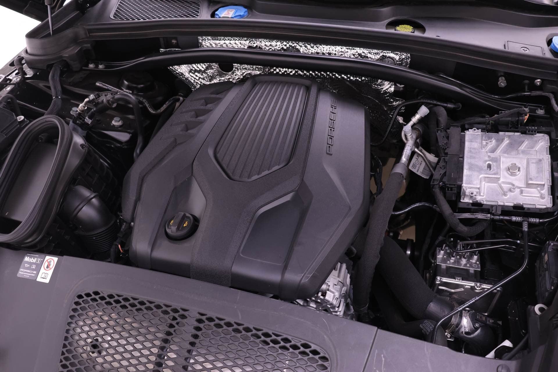 Used 2025 Porsche Macan AWD/4WD image 25