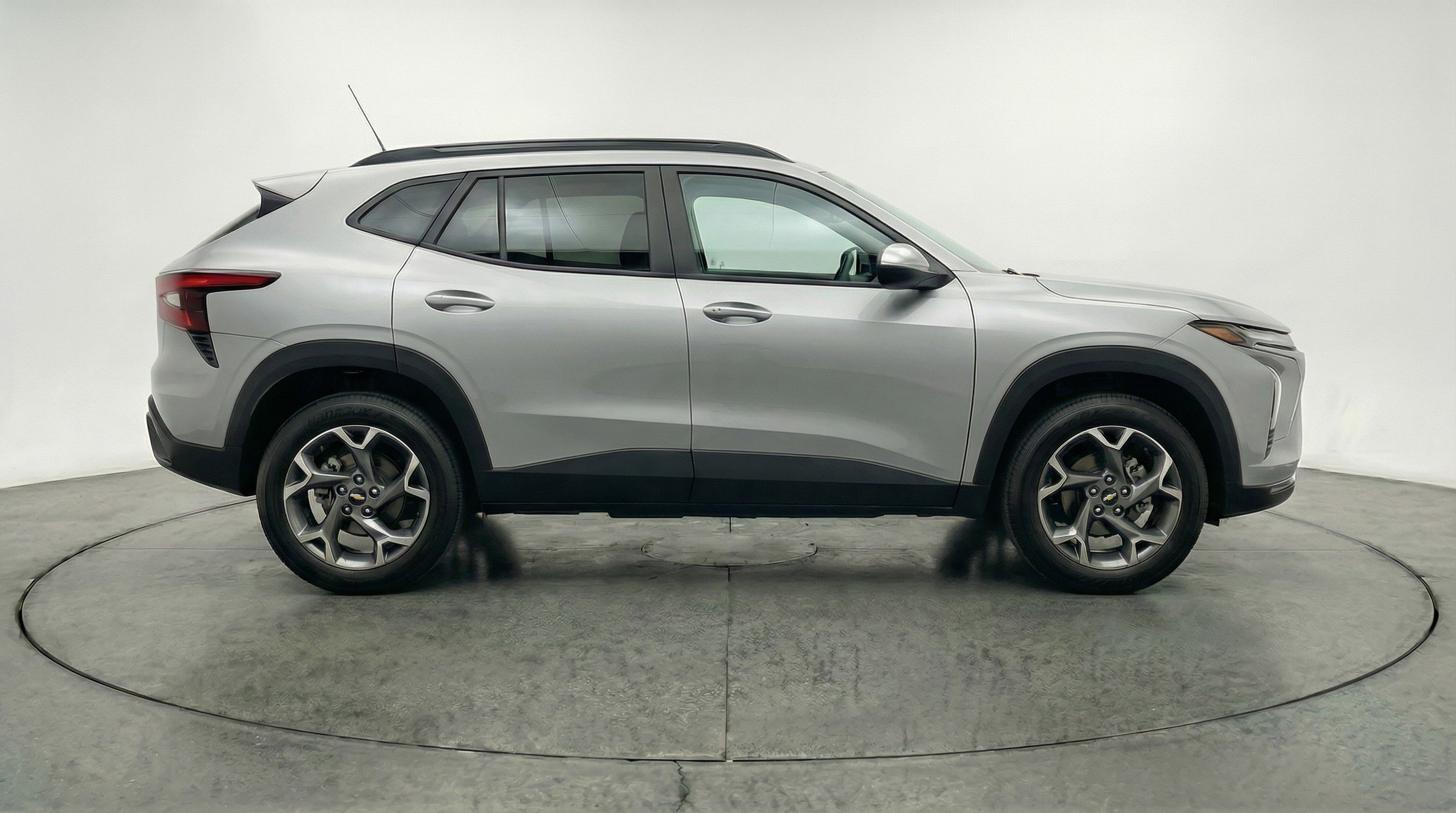 Used 2025 Chevrolet Trax LT FWD image 11