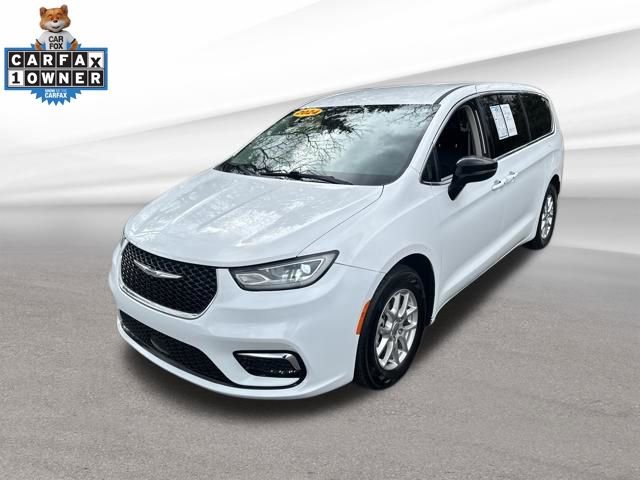 Used 2024 Chrysler Pacifica Touring-L image 3