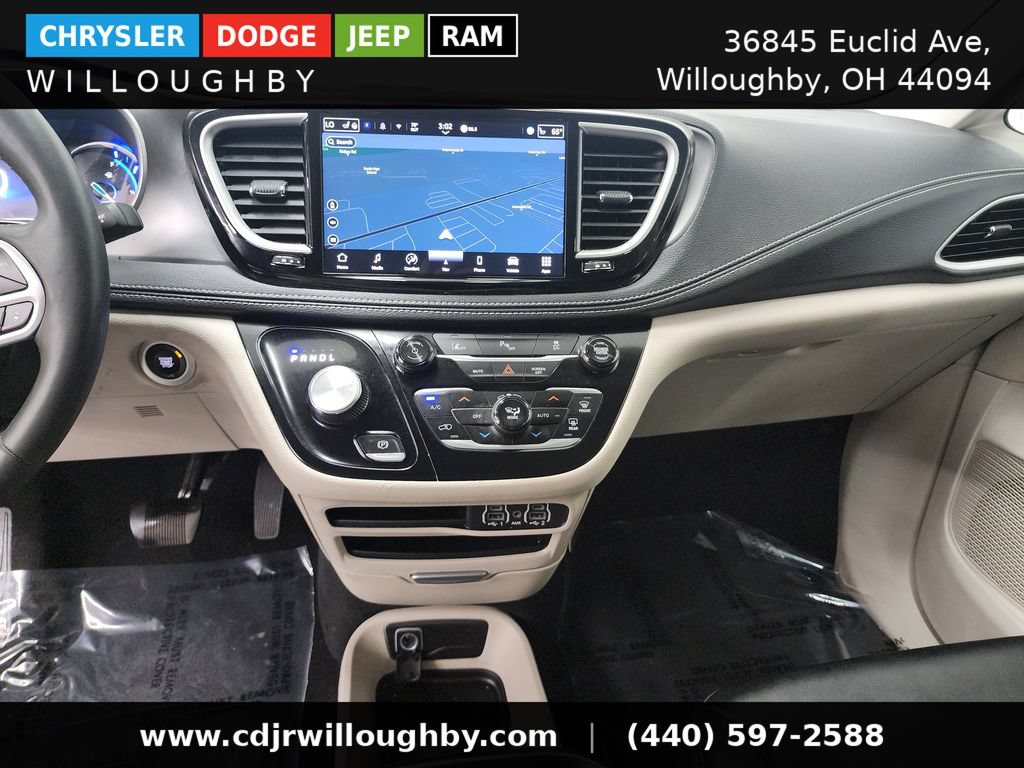 Used 2024 Chrysler Pacifica Limited FWD image 19