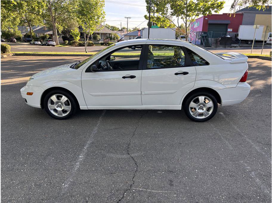 Used 2005 Ford Focus SES FWD image 2