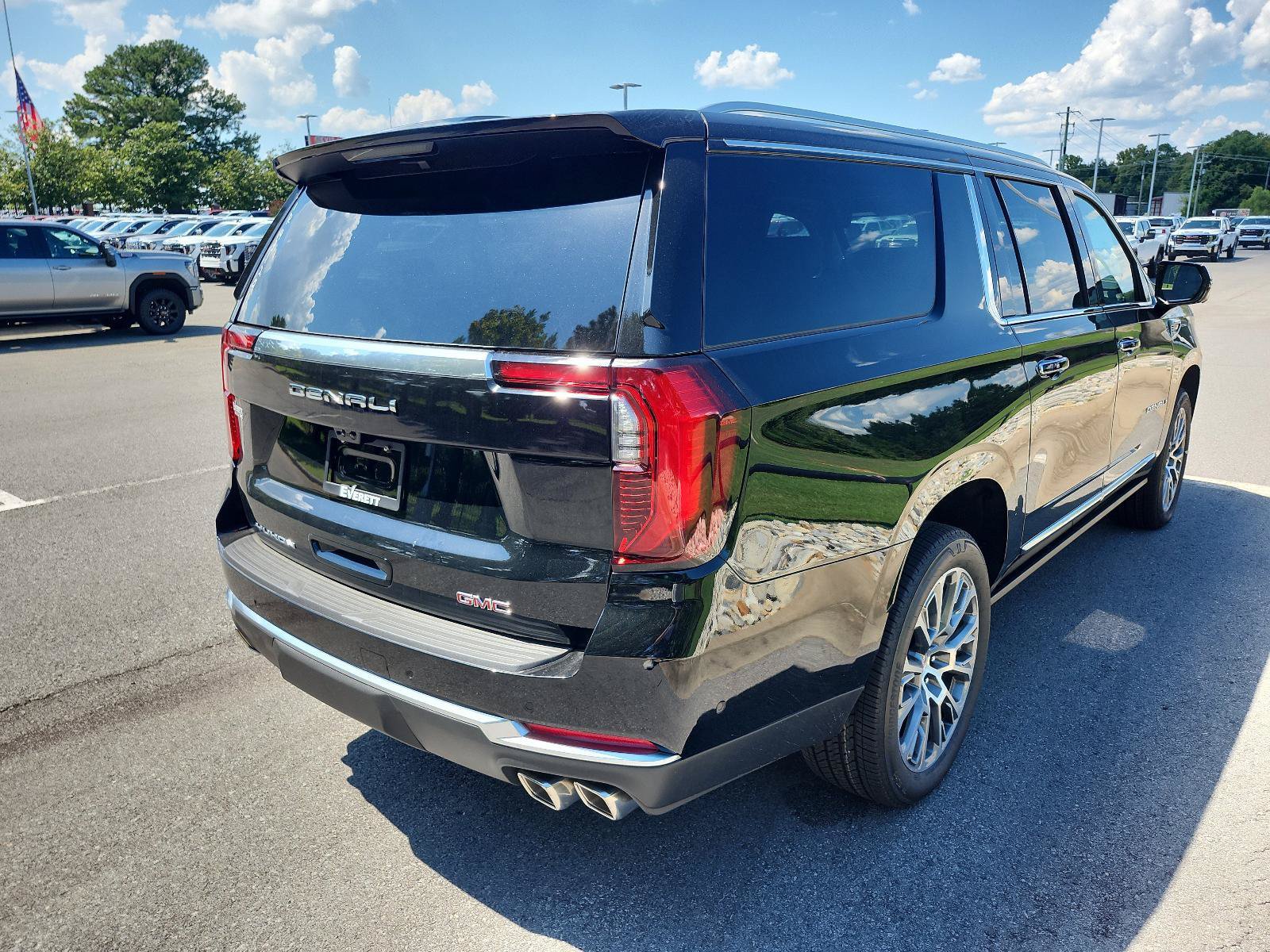 New 2026 GMC Yukon XL Denali w/ Denali Reserve Package AWD/4WD image 3