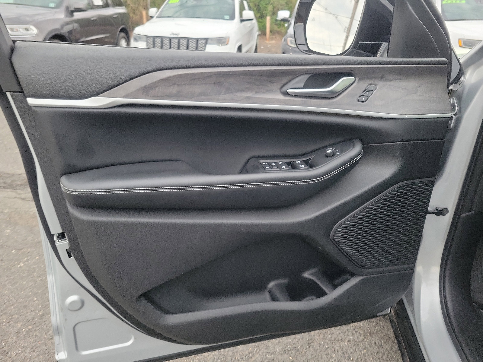 Certified 2023 Jeep Grand Cherokee Limited AWD/4WD image 12