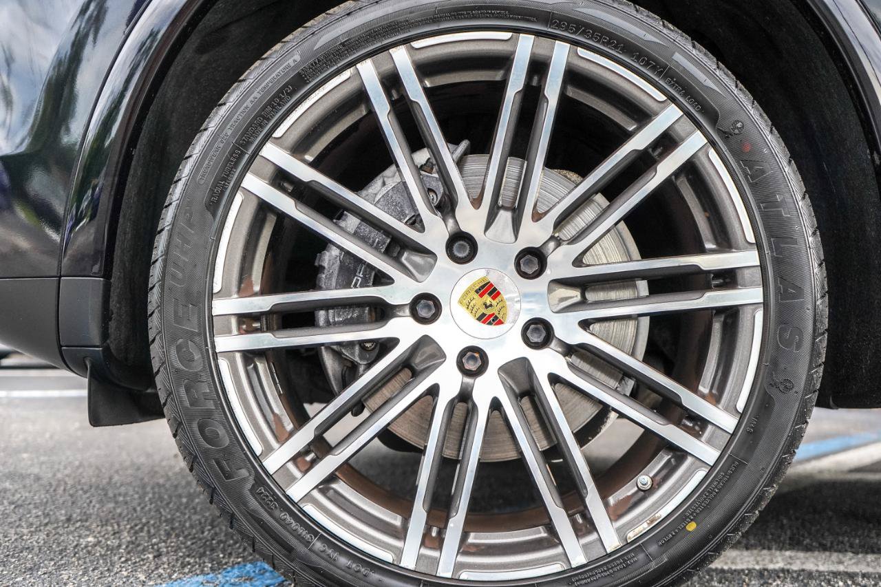 Used 2018 Porsche Cayenne Platinum Edition w/ Premium Package AWD/4WD image 7