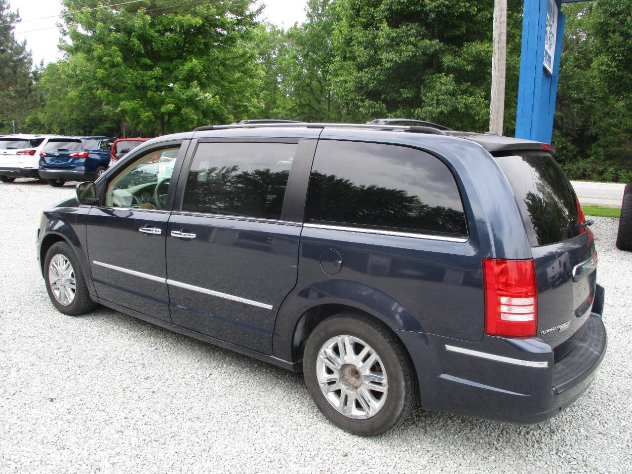 Used 2008 Chrysler Town & Country Limited w/ Entertainment Group #3 FWD image 3