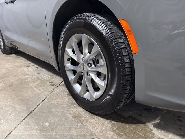 Used 2023 Chrysler Pacifica Touring-L image 10