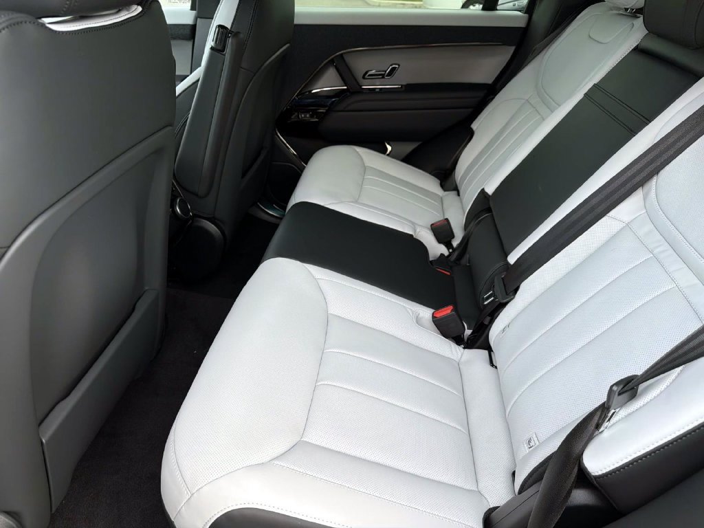 New 2027 Land Rover Range Rover Sport Dynamic SE AWD/4WD image 12