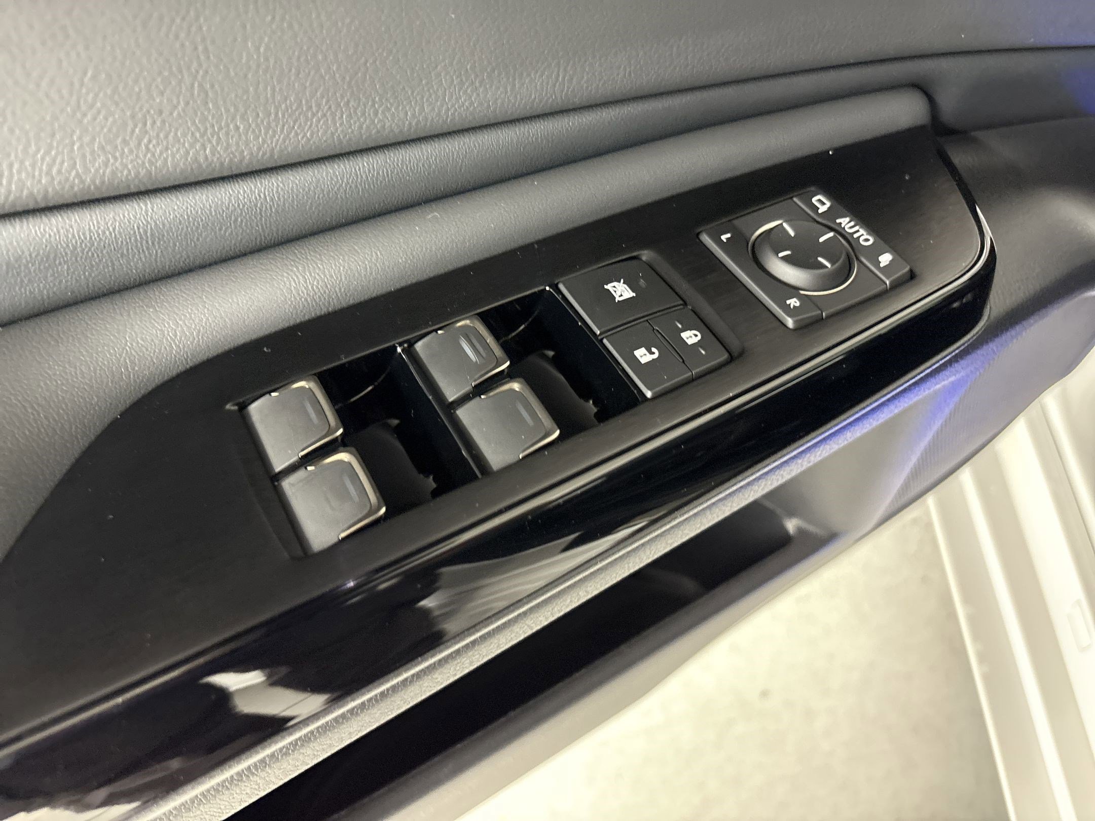 Used 2025 Lexus ES 300h w/ Luxury Package FWD image 13